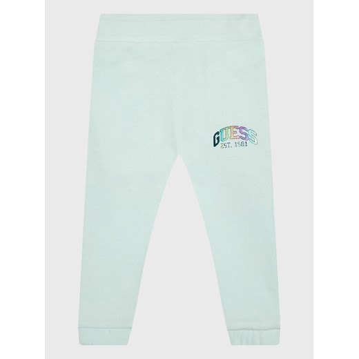 Guess Spodnie dresowe K3RQ11 KA6R0 Zielony Regular Fit ze sklepu MODIVO w kategorii Spodnie dziewczęce - zdjęcie 182672191