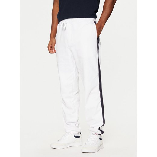 Tommy Hilfiger Spodnie dresowe MW0MW37477 Biały Regular Fit ze sklepu MODIVO w kategorii Spodnie męskie - zdjęcie 182672622