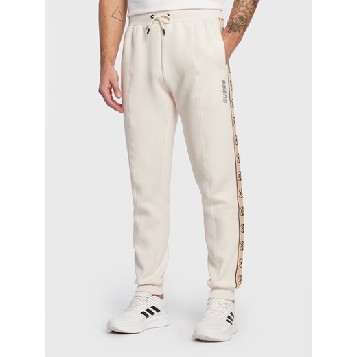 Guess Spodnie dresowe Mickey Z2YB09 KB3P2 Écru Regular Fit ze sklepu MODIVO w kategorii Spodnie męskie - zdjęcie 182672844