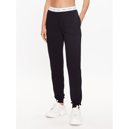 Guess Spodnie piżamowe O3YB00 KBS91 Czarny Regular Fit ze sklepu MODIVO w kategorii Piżamy damskie - zdjęcie 182672892