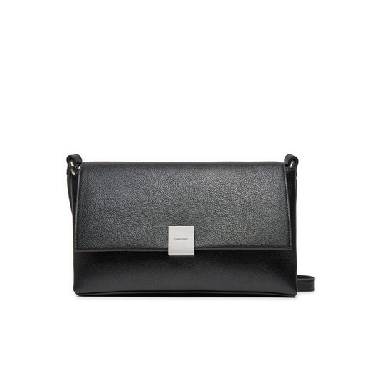 Calvin Klein Torebka Ck Plaque Medium Shoulder Bag K60K612783 Czarny ze sklepu MODIVO w kategorii Torebki damskie - zdjęcie 182673604