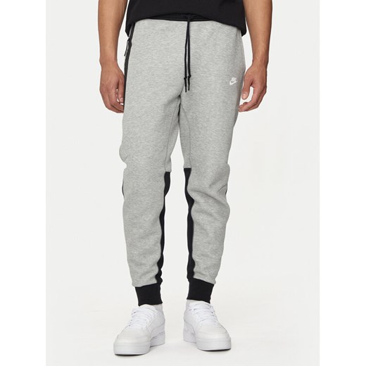 Nike Spodnie dresowe FB8002 Szary Slim Fit ze sklepu MODIVO w kategorii Spodnie męskie - zdjęcie 182674723