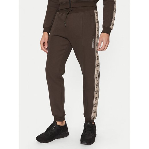 Guess Spodnie dresowe Z2YB09 KB3P2 Brązowy Regular Fit ze sklepu MODIVO w kategorii Spodnie męskie - zdjęcie 182674740