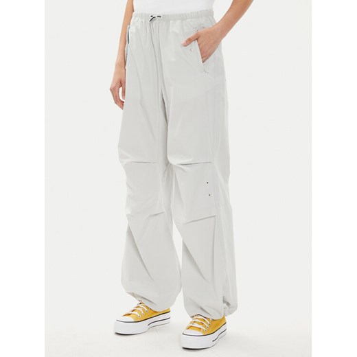 Converse Spodnie materiałowe W Parachute Pant 10026399-A02 Biały Loose Fit ze sklepu MODIVO w kategorii Spodnie damskie - zdjęcie 182675820