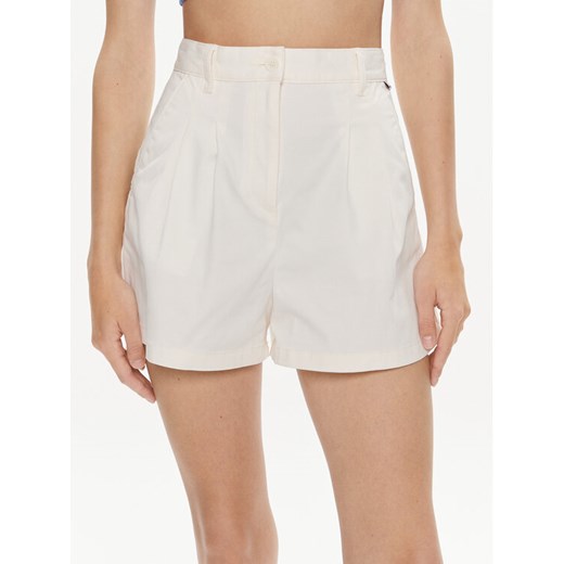 Tommy Jeans Szorty materiałowe Claire DW0DW17775 Biały Regular Fit ze sklepu MODIVO w kategorii Szorty - zdjęcie 182676670