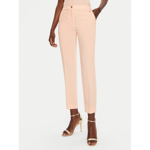 Marciano Guess Spodnie materiałowe 5RGB03 7115A Koralowy Slim Fit ze sklepu MODIVO w kategorii Spodnie damskie - zdjęcie 182677214