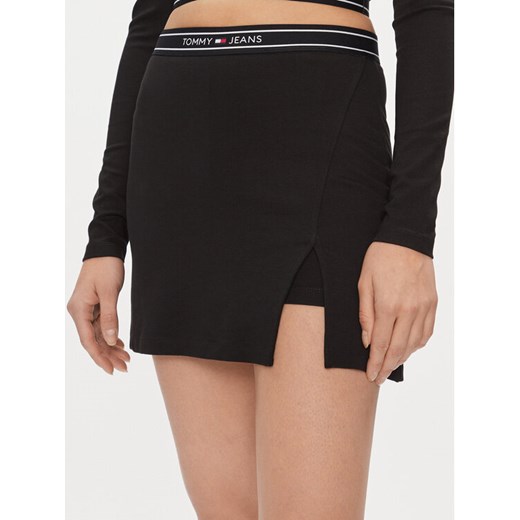 Tommy Jeans Spódnica mini DW0DW17436 Czarny Slim Fit ze sklepu MODIVO w kategorii Spódnice - zdjęcie 182677944