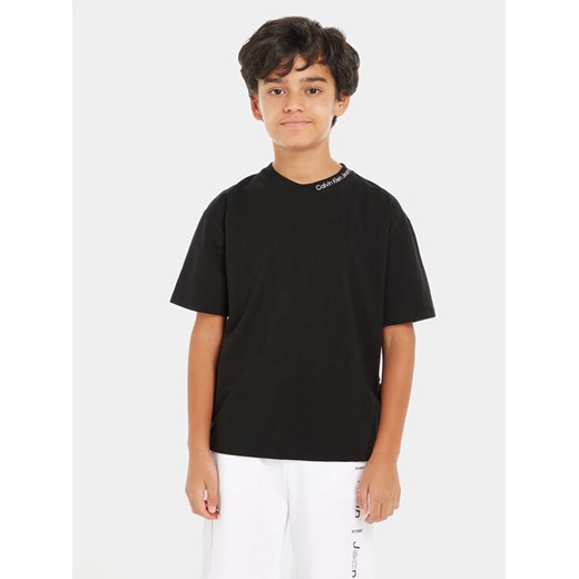 Calvin Klein Jeans T-Shirt Intrasia IB0IB02032 Czarny Relaxed Fit ze sklepu MODIVO w kategorii T-shirty chłopięce - zdjęcie 182678463