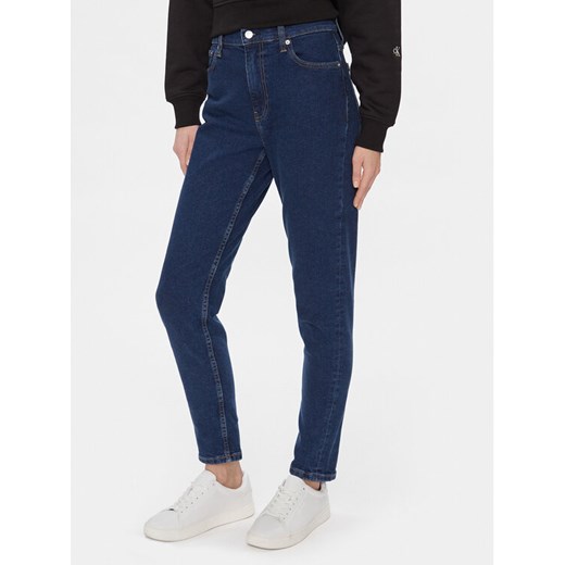 Calvin Klein Jeans Jeansy Mom Jean J20J223244 Granatowy Mom Fit ze sklepu MODIVO w kategorii Jeansy damskie - zdjęcie 182678664
