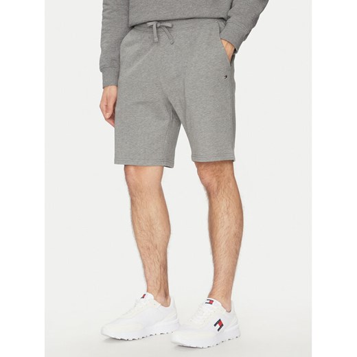 Tommy Hilfiger Szorty sportowe Essential MW0MW37240 Szary Regular Fit ze sklepu MODIVO w kategorii Spodenki męskie - zdjęcie 182679304
