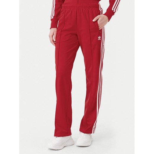 adidas Spodnie dresowe adicolor Classics Firebird IR8081 Czerwony Regular Fit ze sklepu MODIVO w kategorii Spodnie damskie - zdjęcie 182679562