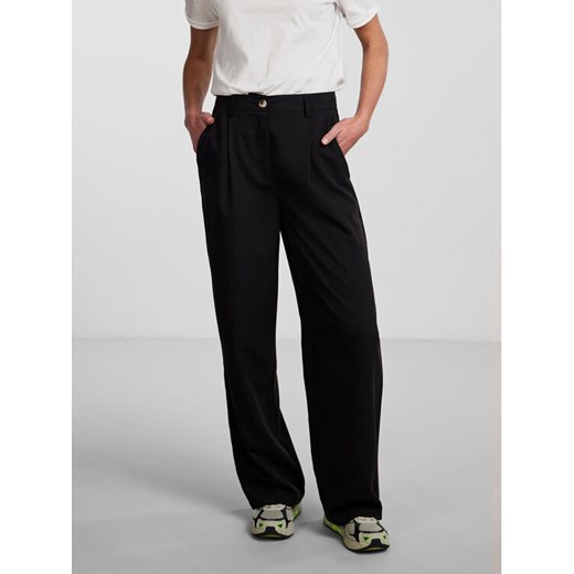 Pieces Spodnie materiałowe Thelma 17137934 Czarny Relaxed Fit ze sklepu MODIVO w kategorii Spodnie damskie - zdjęcie 182681474