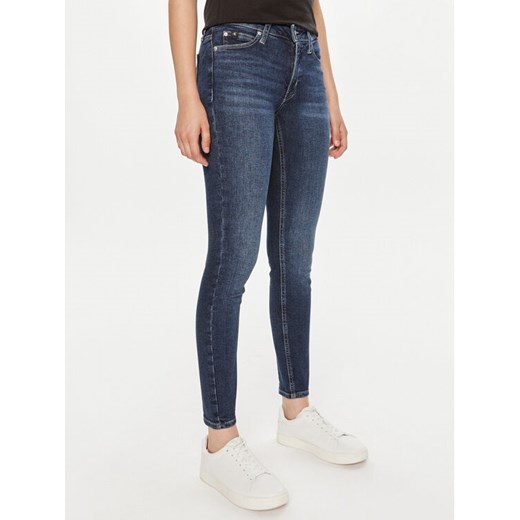 Calvin Klein Jeans Jeansy J20J223646 Granatowy Skinny Fit ze sklepu MODIVO w kategorii Jeansy damskie - zdjęcie 182682100