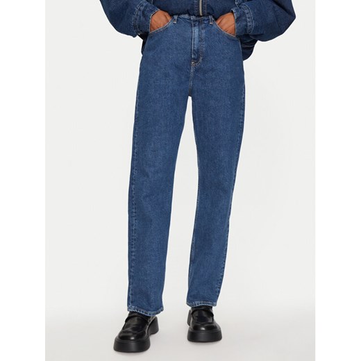 Calvin Klein Jeans Jeansy J20J224033 Granatowy Straight Fit ze sklepu MODIVO w kategorii Jeansy damskie - zdjęcie 182682104