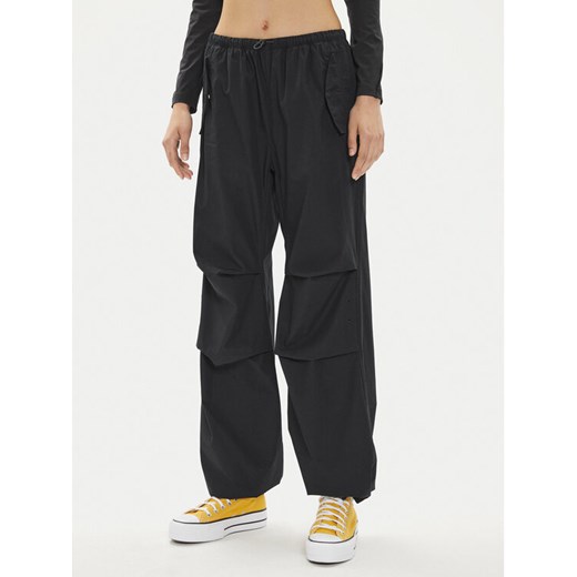 Converse Spodnie materiałowe W Parachute Pant 10026399-A01 Czarny Loose Fit ze sklepu MODIVO w kategorii Spodnie damskie - zdjęcie 182682364