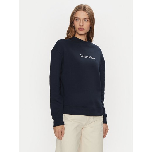 Calvin Klein Bluza K20K205450 Granatowy Regular Fit ze sklepu MODIVO w kategorii Bluzy damskie - zdjęcie 182683462