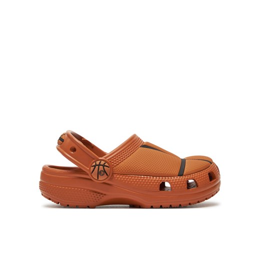 Crocs Klapki Classic Basketball Clog K 210156 Pomarańczowy ze sklepu MODIVO w kategorii Klapki dziecięce - zdjęcie 182685004