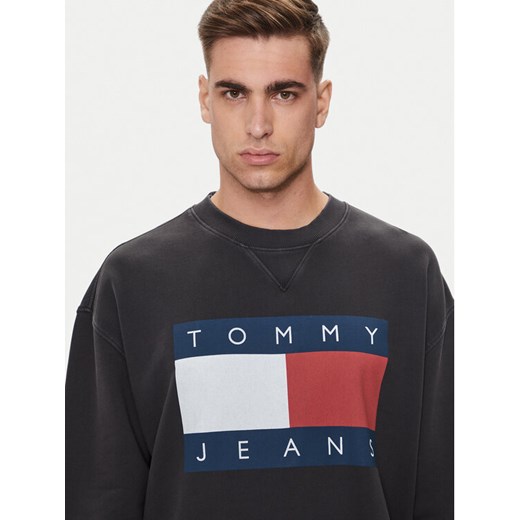 Tommy Jeans Bluza Big Flag DM0DM19222 Czarny Relaxed Fit ze sklepu MODIVO w kategorii Bluzy męskie - zdjęcie 182685191