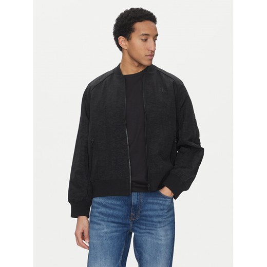 Calvin Klein Jeans Kurtka bomber J30J322938 Czarny Relaxed Fit ze sklepu MODIVO w kategorii Kurtki męskie - zdjęcie 182685321