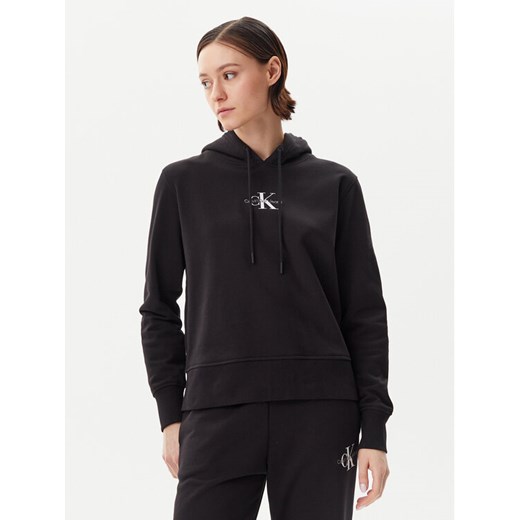 Calvin Klein Jeans Bluza Monologo J20J225358 Czarny Regular Fit ze sklepu MODIVO w kategorii Bluzy damskie - zdjęcie 182685631