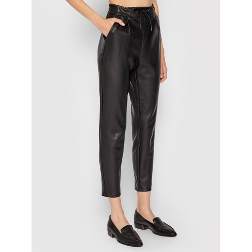 Vero Moda Spodnie z imitacji skóry Eva 10205737 Czarny Relaxed Fit ze sklepu MODIVO w kategorii Spodnie damskie - zdjęcie 182685784