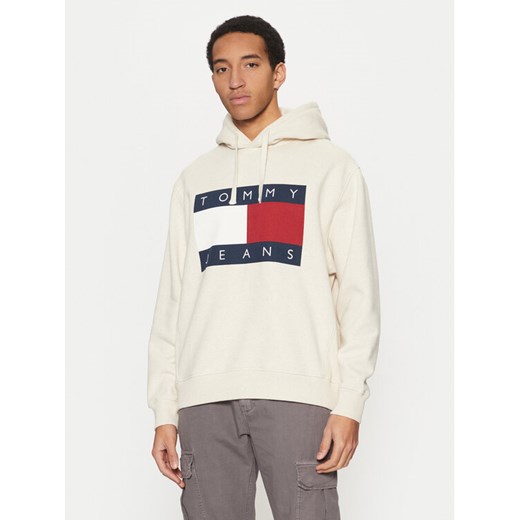 Tommy Jeans Bluza Flag DM0DM21174 Beżowy Regular Fit ze sklepu MODIVO w kategorii Bluzy męskie - zdjęcie 182686094