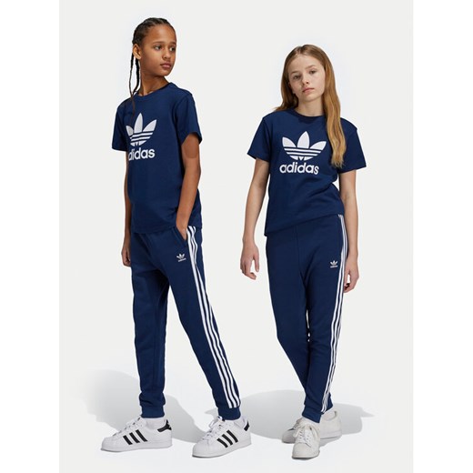 adidas Spodnie dresowe Trefoil IY7486 Granatowy Regular Fit ze sklepu MODIVO w kategorii Spodnie chłopięce - zdjęcie 182686421