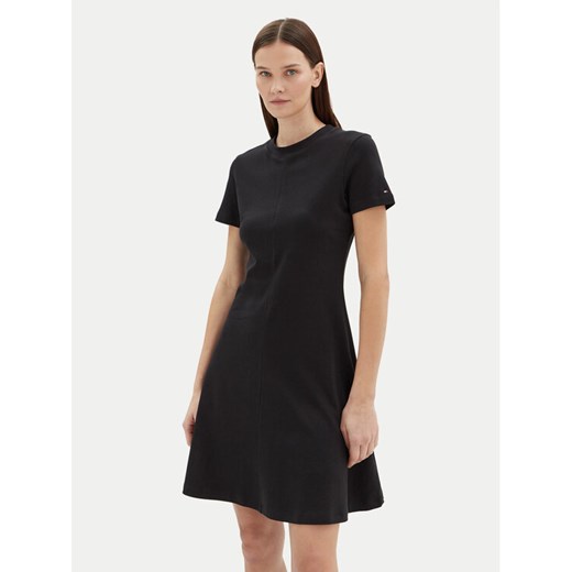 Tommy Hilfiger Sukienka codzienna WW0WW45521 Czarny Regular Fit ze sklepu MODIVO w kategorii Sukienki - zdjęcie 182686513