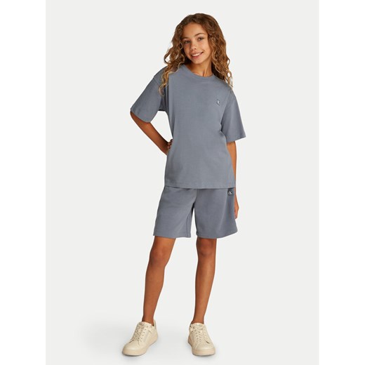 Calvin Klein Jeans Komplet t-shirt i spodenki IU0IU00706 Szary Relaxed Fit ze sklepu MODIVO w kategorii Komplety dziewczęce - zdjęcie 182687261