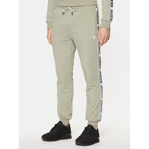 Guess Spodnie dresowe Z2YB19 K6ZS1 Zielony Regular Fit ze sklepu MODIVO w kategorii Spodnie męskie - zdjęcie 182687582
