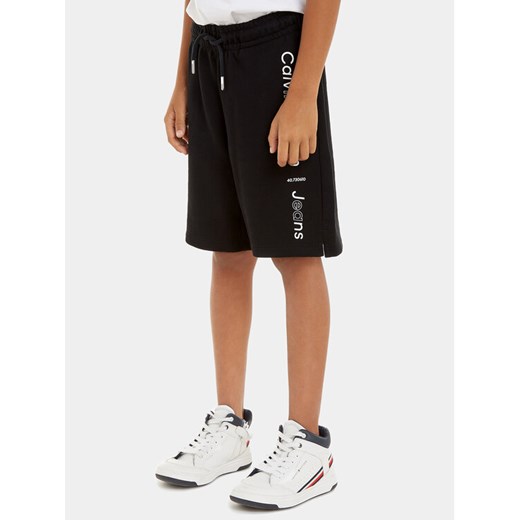 Calvin Klein Jeans Szorty sportowe Maxi Inst Logo IB0IB02062 Czarny Relaxed Fit ze sklepu MODIVO w kategorii Spodenki chłopięce - zdjęcie 182688354