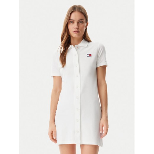 Tommy Jeans Sukienka codzienna Badge DW0DW20302 Écru Regular Fit ze sklepu MODIVO w kategorii Sukienki - zdjęcie 182688493