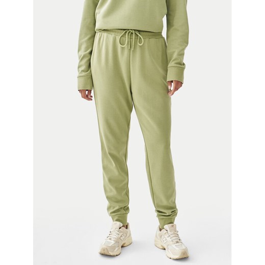 Tatuum Spodnie dresowe Senti 1 T2420.142B Zielony Relaxed Fit ze sklepu MODIVO w kategorii Spodnie damskie - zdjęcie 182688630