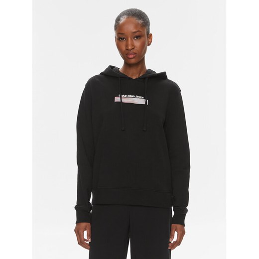 Calvin Klein Jeans Bluza Diffused J20J223267 Czarny Regular Fit ze sklepu MODIVO w kategorii Bluzy damskie - zdjęcie 182688723