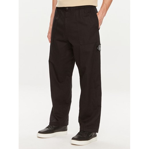 Calvin Klein Jeans Spodnie materiałowe J30J325126 Czarny Regular Fit ze sklepu MODIVO w kategorii Spodnie męskie - zdjęcie 182688930
