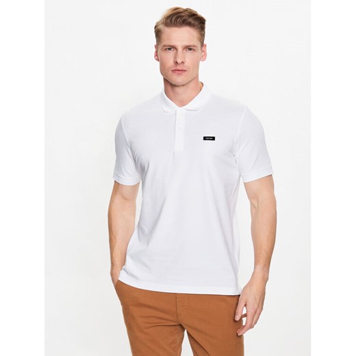 Calvin Klein Polo K10K111196 Biały Regular Fit ze sklepu MODIVO w kategorii T-shirty męskie - zdjęcie 182689103
