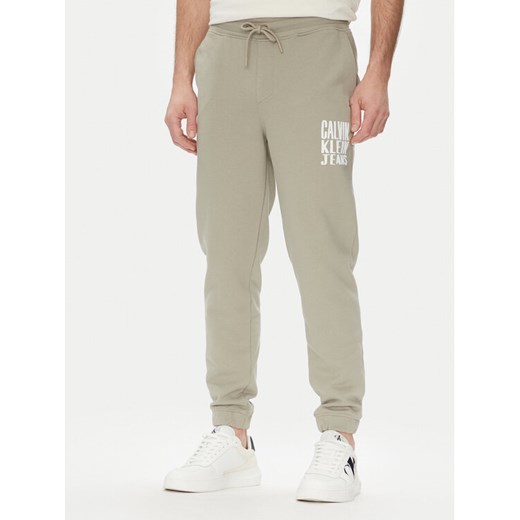 Calvin Klein Jeans Spodnie dresowe Painted J30J327535 Zielony Regular Fit ze sklepu MODIVO w kategorii Spodnie męskie - zdjęcie 182689150
