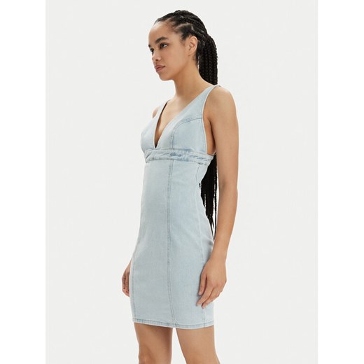 Guess Sukienka jeansowa Aida W4GK63 D4LT0 Błękitny Bodycon Fit ze sklepu MODIVO w kategorii Sukienki - zdjęcie 182689221