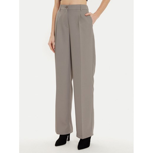 Noisy May Spodnie materiałowe Debbie 27029240 Szary Regular Fit ze sklepu MODIVO w kategorii Spodnie damskie - zdjęcie 182689582