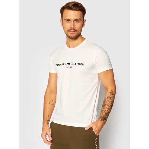 Tommy Hilfiger T-Shirt Core Logo Tee MW0MW11465 Biały Regular Fit ze sklepu MODIVO w kategorii T-shirty męskie - zdjęcie 182689753