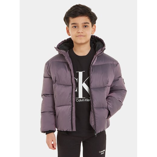 Calvin Klein Jeans Kurtka puchowa Hyper Two Tone IB0IB01818 Fioletowy Regular Fit ze sklepu MODIVO w kategorii Kurtki chłopięce - zdjęcie 182689983