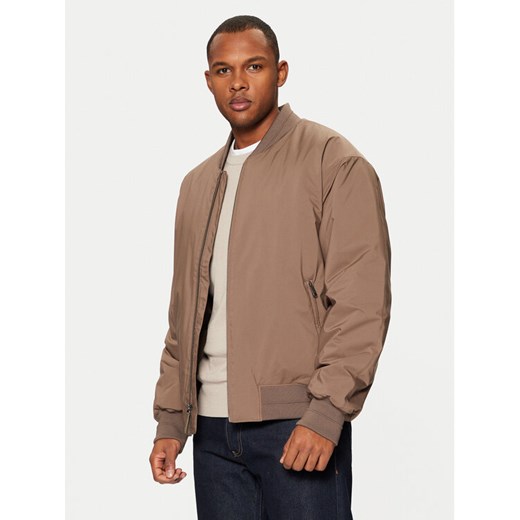 Calvin Klein Kurtka bomber Hero 00040EM567 Beżowy Regular Fit ze sklepu MODIVO w kategorii Kurtki męskie - zdjęcie 182690160