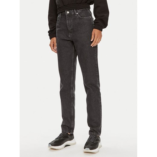 Calvin Klein Jeans Jeansy J20J223636 Szary Mom Fit ze sklepu MODIVO w kategorii Jeansy damskie - zdjęcie 182691003