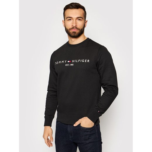 Tommy Hilfiger Bluza Logo MW0MW11596 Czarny Regular Fit ze sklepu MODIVO w kategorii Bluzy męskie - zdjęcie 182692022