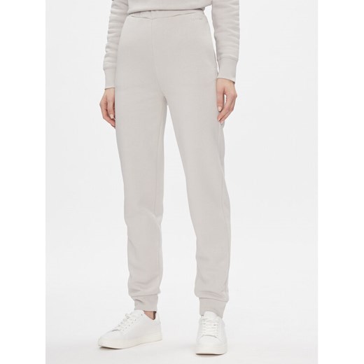 Calvin Klein Spodnie dresowe Metallic Micro Logo Jogger K20K206965 Beżowy Regular Fit ze sklepu MODIVO w kategorii Spodnie damskie - zdjęcie 182692212