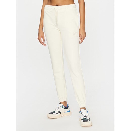 Gant Spodnie dresowe Reg Tonal Shield 4200709 Écru Regular Fit ze sklepu MODIVO w kategorii Spodnie damskie - zdjęcie 182692801