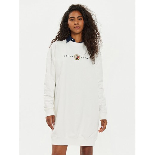 Tommy Jeans Sukienka dzianinowa DW0DW18715 Écru Relaxed Fit ze sklepu MODIVO w kategorii Sukienki - zdjęcie 182692912