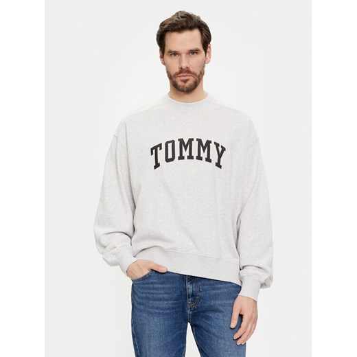 Tommy Jeans Bluza Varsity DM0DM18386 Szary Boxy Fit ze sklepu MODIVO w kategorii Bluzy męskie - zdjęcie 182693510