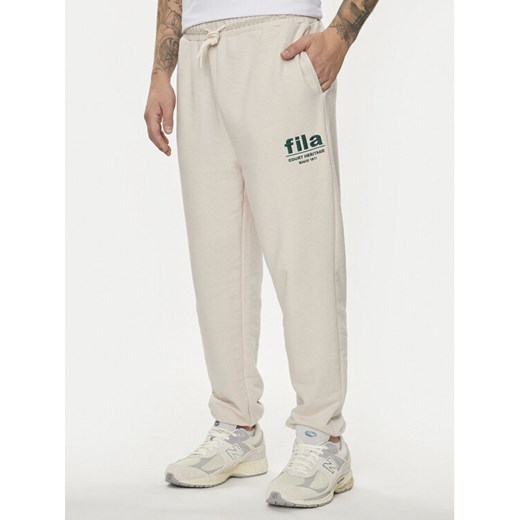 Fila Spodnie dresowe FAM0647 Beżowy Regular Fit ze sklepu MODIVO w kategorii Spodnie męskie - zdjęcie 182693574