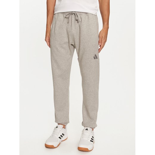 adidas Spodnie dresowe ALL SZN Fleece IY4148 Szary Regular Fit ze sklepu MODIVO w kategorii Spodnie męskie - zdjęcie 182693682